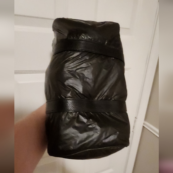 Hunting World Small Duffle/ Boston Bag Nylon w/ Leather Trim Black 12"X 10" X 7" - Picture 9 of 12